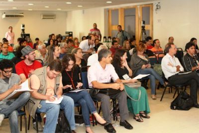 Público acompanha mesa da tarde que tratou dos desafios de construir novas mídias