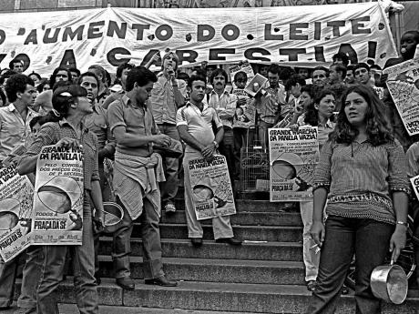 Movimentos nos anos 70 e 80 mostravam que a sustentação material da democracia  