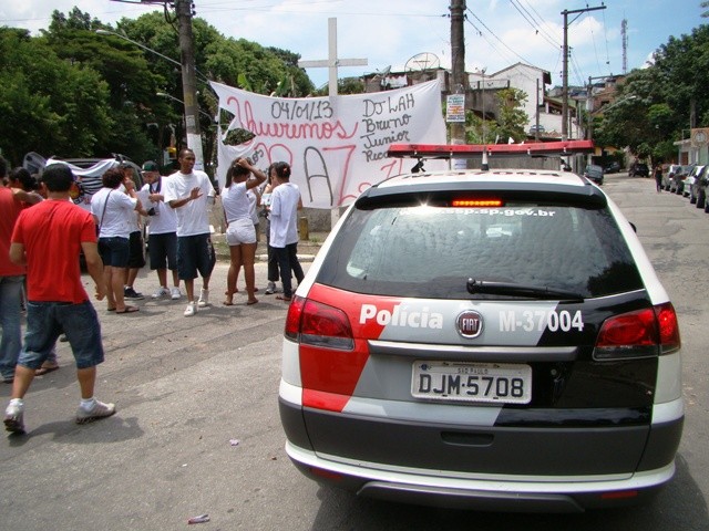 Na entrada do Jardim Rosana, uma cruz foi colocada em memória das sete vítimas da chacina de 04 de janeiro. Na rua à direita, mais adiante, fica o bar onde aconteceu o crime. Foto: Spensy Pimentel