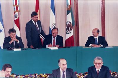 La firma de los Acuerdos de Paz se realizó en el Castillo de Chapultepec, México en 1992. El acta oficial quedo en manos de expresidente Alfredo Cristiani