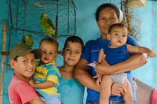 Familia de la Comunidad de Puerto Las Animas de la comuna Luisa Cáseres de Arismendi