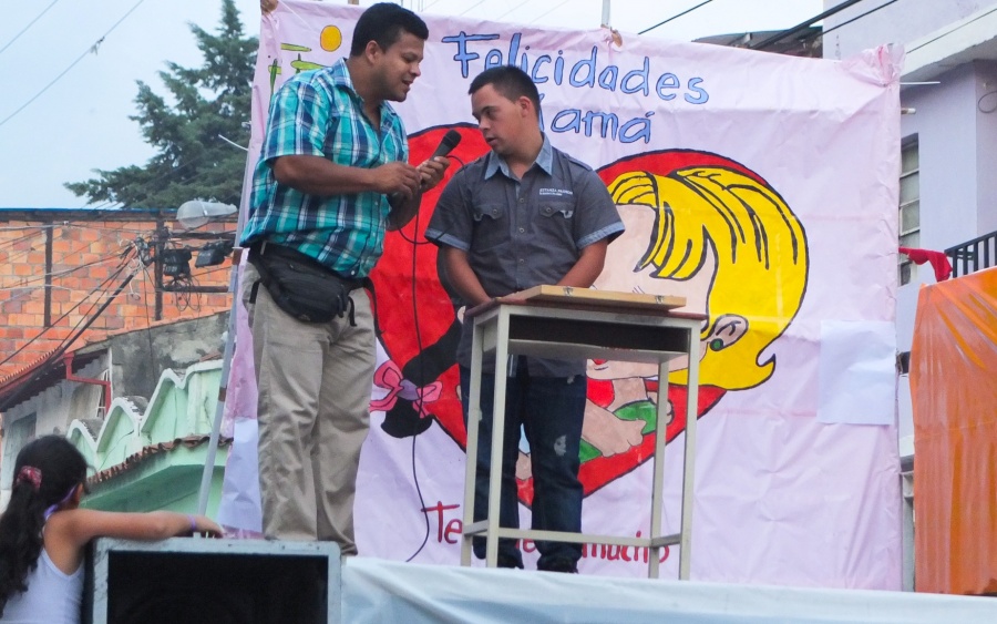 Children and adults from the community of Pueblo Nuevo, Merida, participating in their self-organised (and late) mother’s day 