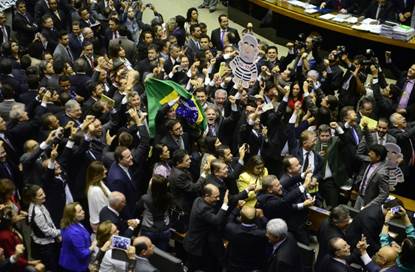 Com um boneco de Lula vestido de presidiário, oposição celebra vitória na eleição da Comissão Especial do Impeachment