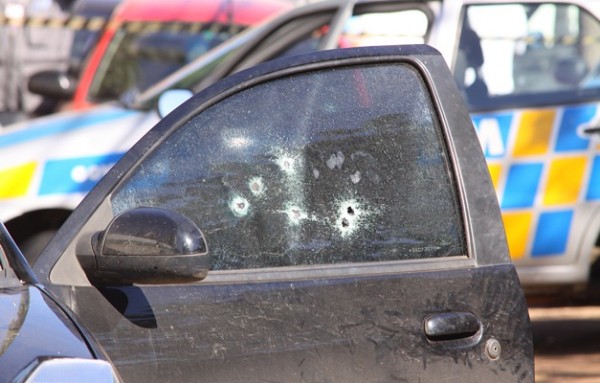 Na cena do crime, o carro cravado de balas