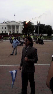 Samuel F. Murillo protestando frente a la Casa Blanca