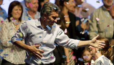 O opositor Mauricio Macri comemora sua derrota com sabor de vitória no primeiro turno, ciente de que o quadro eleitoral o favorece a partir de agora