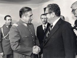 kissinger-pinochet-premio-nobel.jpg