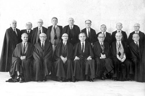 Os 16 ministros do STF em 1965, antes do AI 6. Evandro Lins e Silva é o quarto de pé, da esquerda para a direita. 16 ministros brasil