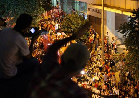 Foto: Manifestantes esperam Dilma no encontro de blogueiros em Minas Gerais.  Só Fotocoletivo a midia