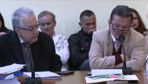 Lezcano Claude (izquierda) junto con el defensor Darío Aguayo, durante el juicio. Al fondo, campesinos y campesinas acusados. alegato con lezcano c 646x366
