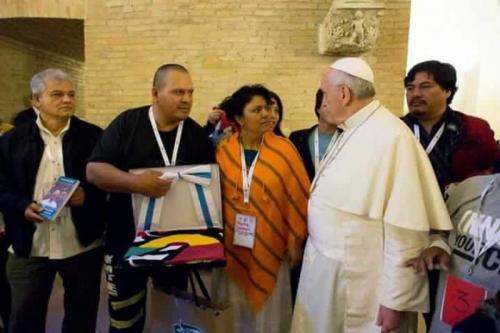Berta Cáceres dialoga con el Papa durante el Primer Encuentro Mundial de Movimientos Populares berta con el papa