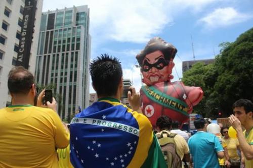Manifestantes en la Avenida Paulista, en una acción contra el gobierno de Dilma Rousseff, en diciembre de 2015. Foto: André Tambucci / Públicas. brasil   manifestantes contra dilma