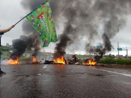 Carretera Transamazônica (BR 230) fue cortada en Paraíba / Frente Brasil Popular carretera manifestacion