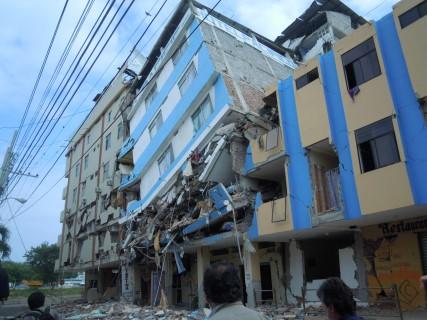 Terremoto del 16 de abril. Foto: ALAI casas caidas mobile