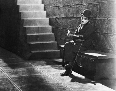 Foto: “O Vagabundo“, imagem clássica da obra de Charles Chaplin. chaplin soledad