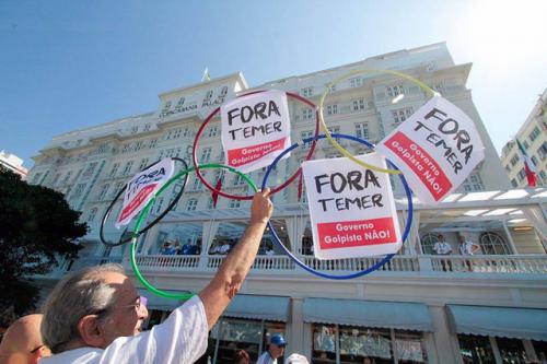 Foto: Concentración del acto ocurrió frente al Copacabana Palace Midia Ninja/ Jitman Vibranovski. conce temer