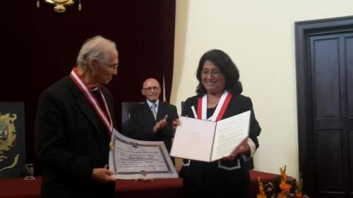 Alejandro Cussianovich en la ceremonia del Honoris Causa en Universidad San Marcos de Lima cussianovich y rectora small