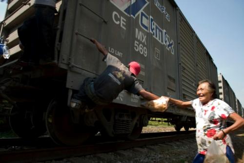 Mujeres mexico entregando alimentos small