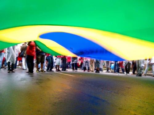  br  foto marcha 13m   jornalistas livres bandera reflejo