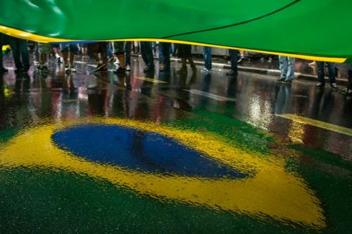 Foto: Jornalistas Livres br  foto marcha 13m   jornalistas livres bandera reflejo