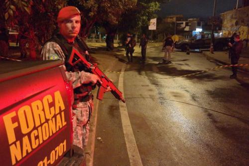 Foto: Agentes da Força Nacional durante ação na Vila do João Vladimir Platonow / Agência Brasil forca nacional