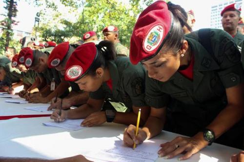 guardias mujeres firmando guardias mujeres firmando