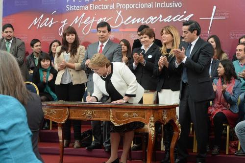 A presidente assina a nova lei e completa um ciclo de 25 anos Chile presidente assina