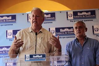 Thomas Shannon se reunió en Guatemala con el presidente Otto Pérez Molina Thomas Shannon y Otto Pérez Molina