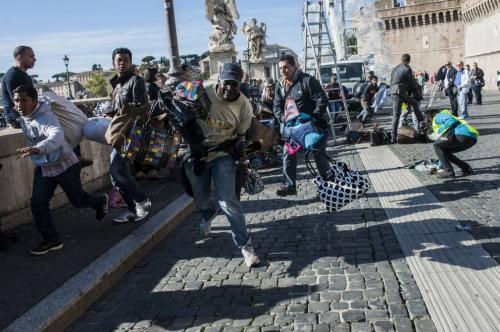 Ambulantes escapando de la policía en un puente de Roma Ambulantes Roma