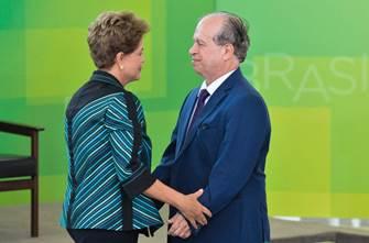 Foto: Antonio Cruz/ Agência Brasil Dilma e Renato Janine Ribeiro