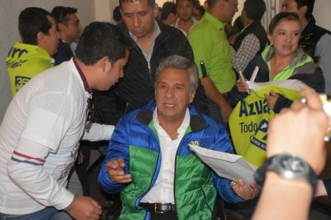 lenin_moreno_con_jovenes_mobile.jpg