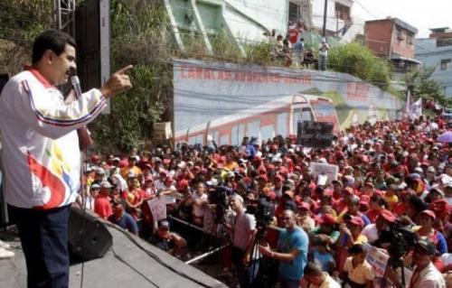 Maduro maduro con gente small