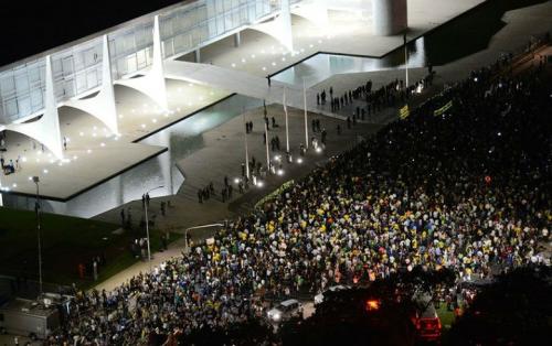 Em frente ao Palácio do Planalto, manifestantes protestam contra a nomeação de Lula   Foto: Fabio Rodrigues Pozzebom/Agência Brasil manifestacion planalto contra lula