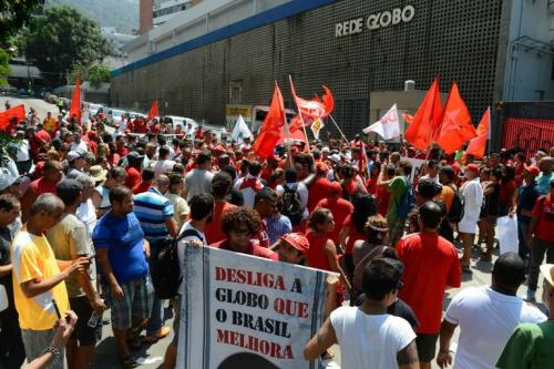 Petistas se reúnem em ato contra a Globo na sede da emissora, no Jardim Botânico, Rio de Janeiro.   Foto: Fernando Frazão / Agência Brasil  manifestacion pt contra rede globo