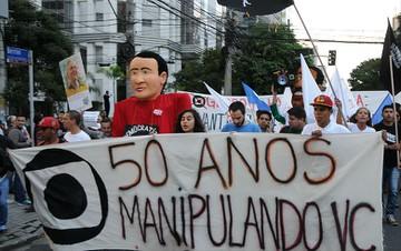 Ato de 'descomemoração' de aniversário da Globo, em São Paulo.  manifestacion sao paulo globo