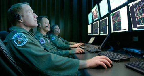 Foto: Wikimedia monitoring a simulated test at central control facility at eglin air force base 080416 f 5297k 101   wikimedia peq
