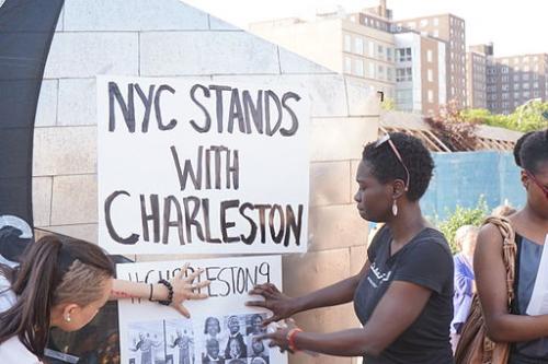 Foto: Wikimedia nyc stands with charleston vigil and rally 22nd june 2015   wikimedia