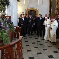 Papa Francisco en la tumba del Obispo Monseñor Samuel Ruiz papa francisco tumba samuel ruiz