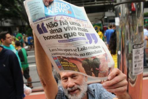 Manifestante com exemplar do jornal MetrôNews protesta contra Dilma e Lula no domingo 13   Foto: André Tambucci / Fotos Públicas  papel prensa medios contra lula dilma