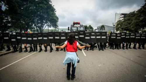 protesta-joven-frente-policia.png