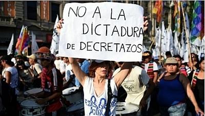 Protestas contra los decretos de Macri.  Foto: BoliviaTV protestas contra decretos de macri peq   boliviatv