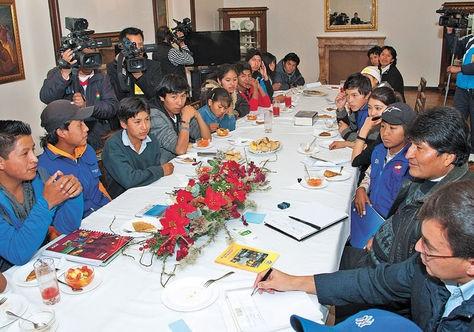 Presidente Evo Morales con una  delegación del movimiento de niños/as y adolescentes trabajadores (UNATSBO) reunion bolivia