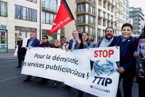 Manifestantes anti TTIP stop ttip manifestants